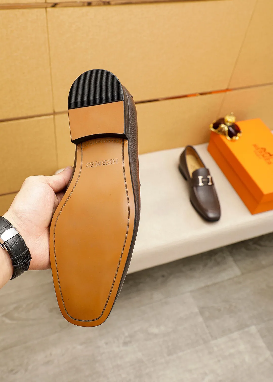 Men's shoes 💰460 💐 Product trademark: HERMES "Hermès" casual leather shoes Regular size: 38-44 (45.46🉑️customized) Product materials: Selected imported first-layer pebbled calfskin upper + luxury hardware buckle, imported water-dyed 🐂 cowhide lining. Strong three-dimensional visual effect, combined outsole Color: 2⃣️seed leather materials optional